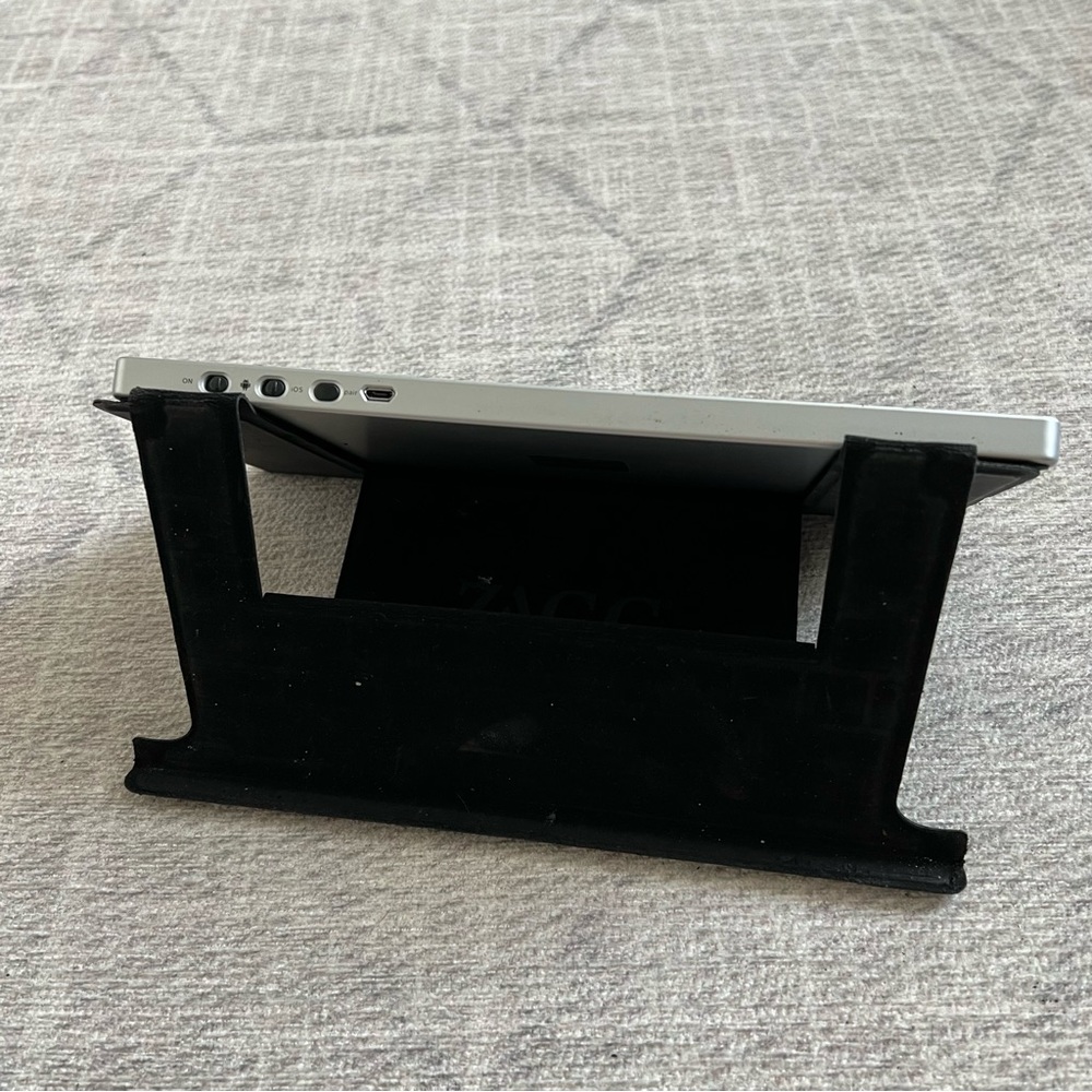 Zagg Bluetooth Keyboard And Case For Apple IOS & Android - Picture 7 of 9